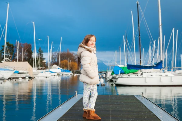 Outdoor Portret van een schattig klein meisje — Stockfoto