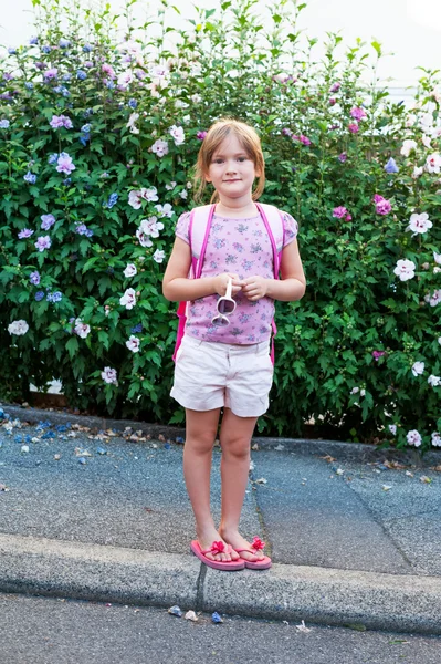 Красива маленька дівчинка йде до школи на відкритому повітрі — стокове фото