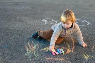 güzel bir günde tebeşir ile çizim şirin yürümeye başlayan çocuk