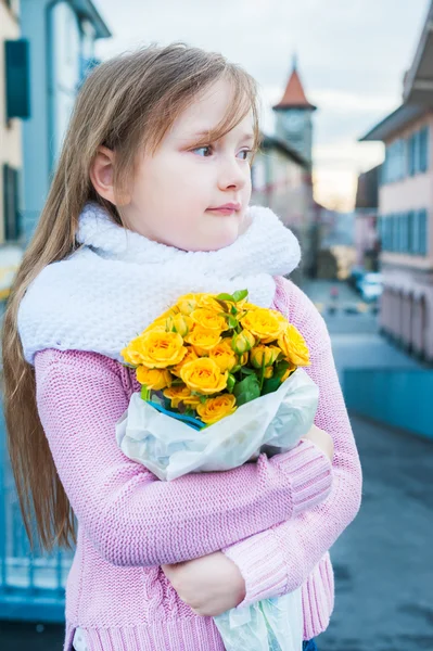 Retrato ao ar livre de uma linda menina — Fotografia de Stock