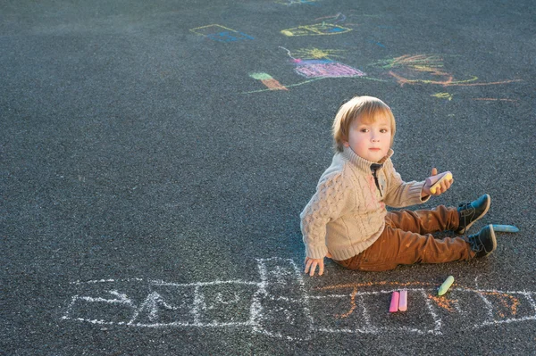 Bonito menino criança desenho com giz em um bom dia — Fotografia de Stock