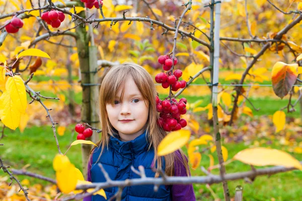 Adorable little girl in autumn garden — Stock Photo, Image