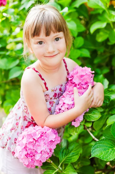 アジサイのかわいい女の子の夏の肖像画 — ストック写真