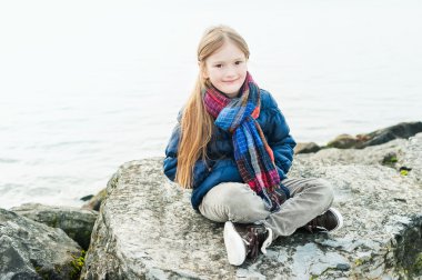 güzel bir gün göl yanındaki sevimli küçük bir kız portresi