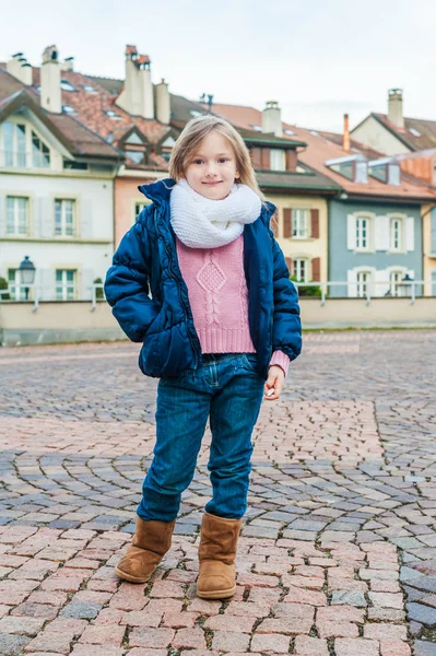 Menina bonito em uma cidade em um dia agradável — Fotografia de Stock