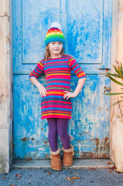 Menina bonita em um vestido colorido e chapéu posando — Fotografia de Stock