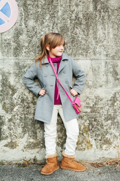 Retrato de uma menina bonita em um casaco cinza — Fotografia de Stock