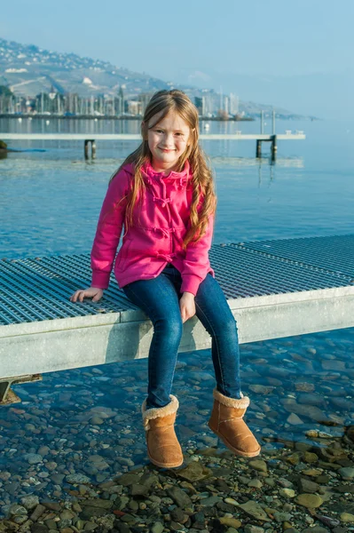 Outdoor portrait of a beautiful little girl on a nice sunny day next to lake — Stock Photo, Image