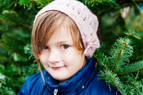 Close up retrato de uma menina bonita no tempo de inverno com abeto no fundo — Fotografia de Stock