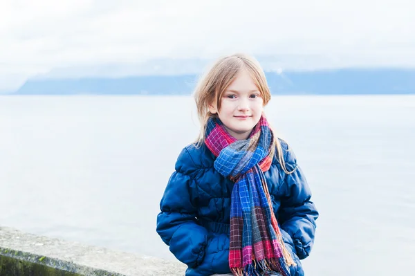 Portrait of a cute little girl next to lake on a nice day — Stock Photo, Image