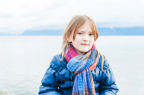 Portrait of a cute little girl next to lake on a nice day — Stock Photo, Image