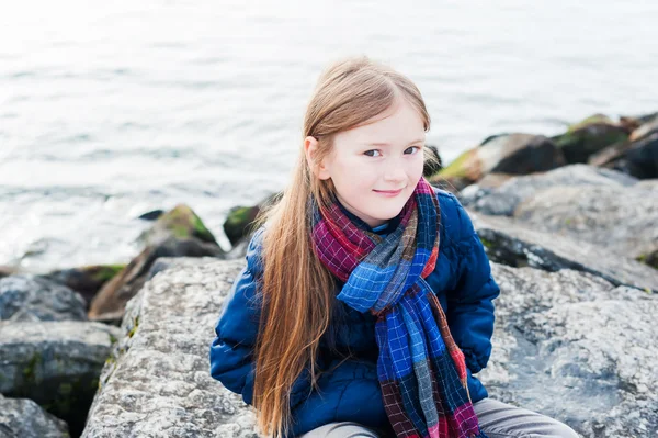 Retrato de una linda niña al lado del lago en un buen día — Foto de Stock