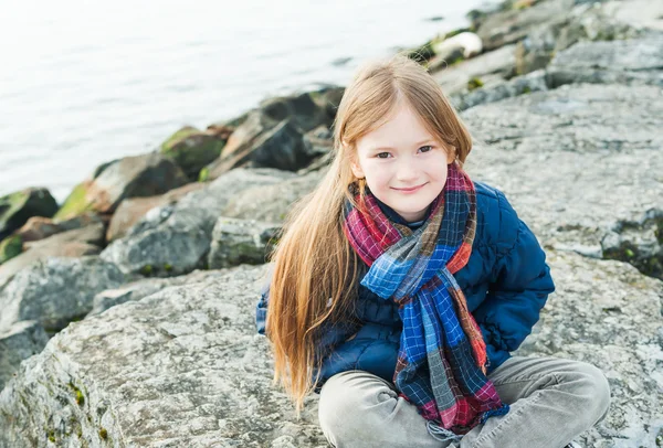 Portrét roztomilá holčička u jezera na hezký den — Stock fotografie