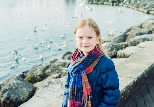 Porträt eines netten kleinen Mädchens am See an einem schönen Tag — Stockfoto