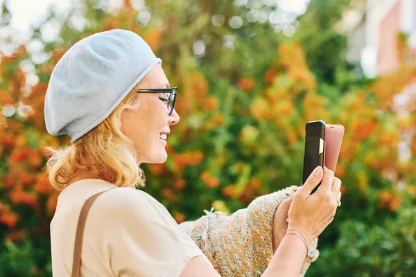 Ritratto Esterno Donna Mezza Età Che Scatta Foto Videochiamate Con — Foto Stock