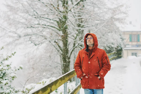 中年男子的户外肖像 60岁 享受寒冷的天气 身穿红色橙色冬季夹克 — 图库照片