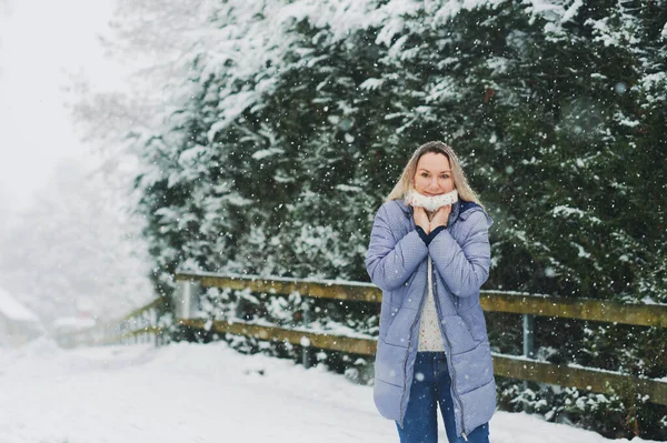 Lycklig Mogen Kvinna Njuter Trevlig Vinterdag Bär Varm Vit Pullover — Stockfoto