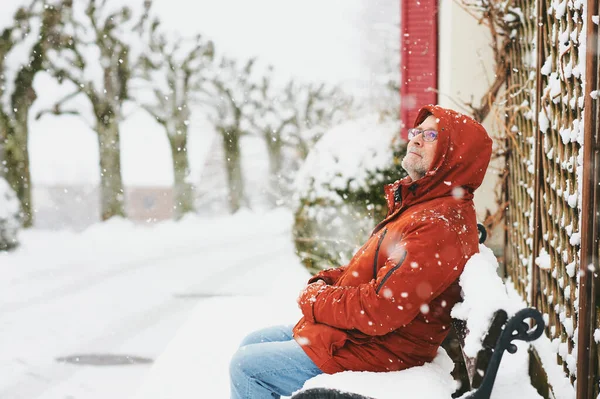 Utomhus Porträtt Medelålders Man Vilar Bänk Njuter Trevlig Vinterdag — Stockfoto