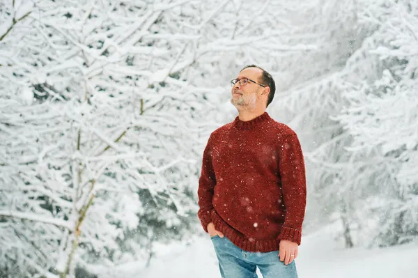 Utomhus Porträtt Medelålders Gammal Man Njuter Fint Kallt Väder Vinterskogen — Stockfoto