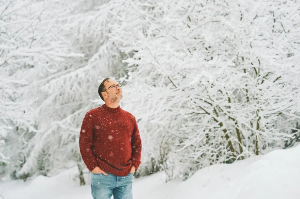Venkovní Portrét Středního Věku Let Muž Těší Pěkné Studené Počasí — Stock fotografie