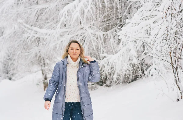 Lycklig Mogen Kvinna Njuter Trevlig Vinterdag Bär Varm Vit Pullover — Stockfoto