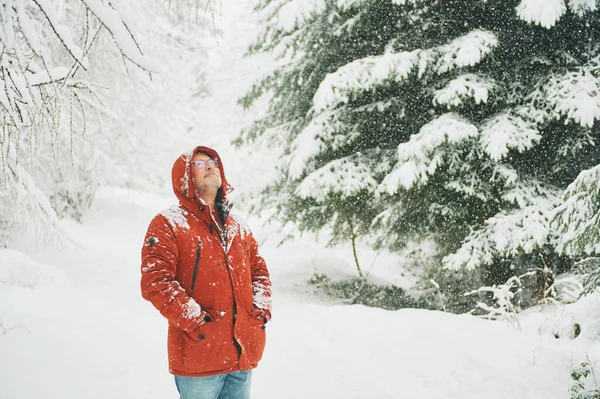 中年男子在冬天的森林里享受美好的一天 在雪地里散步 穿着红色橙色夹克的户外肖像 — 图库照片