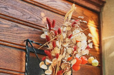 Sonbaharda çiçek dekorasyon kapıda asılı