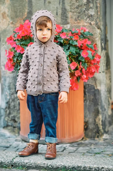Открытый Портрет Милой Малышки Коричневом Трикотажном Пиджаке Темно Синих Джинсах — стоковое фото