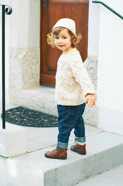 Portrait Extérieur Adorable Jeune Fille Portant Pull Chapeau Tricot Blanc — Photo