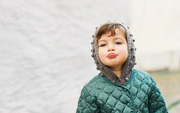 Porträt Eines Lustigen Kleinkindes Das Eine Zunge Zieht — Stockfoto