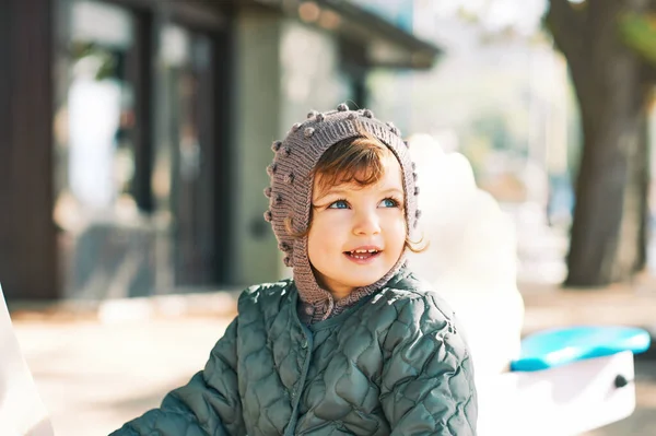 幸せな笑顔の幼児の女の子の屋外の肖像画遊び場で楽しんで 寒い天候 — ストック写真