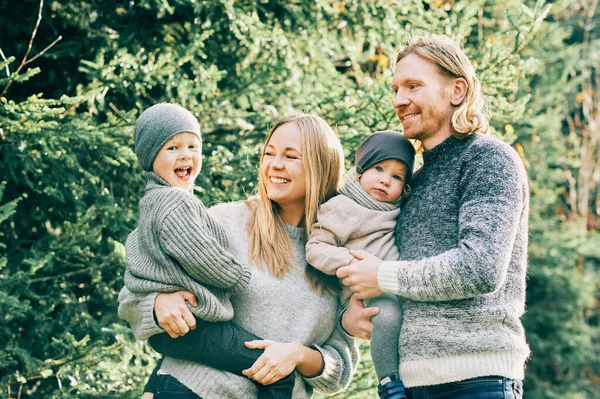 Outdoor Portret Van Mooie Jonge Familie Poseren Dennenbos Het Dragen — Stockfoto