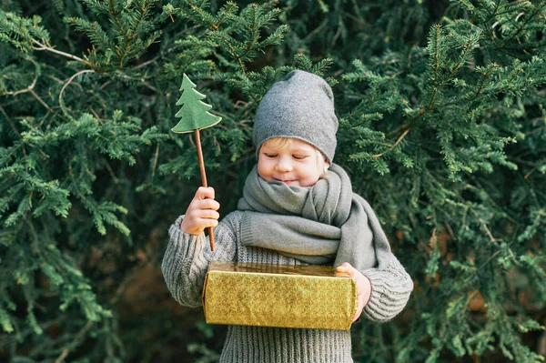 Outdoor Portrait Happy Sweet Little Boy Posing Next Pine Tree — Stock Photo, Image