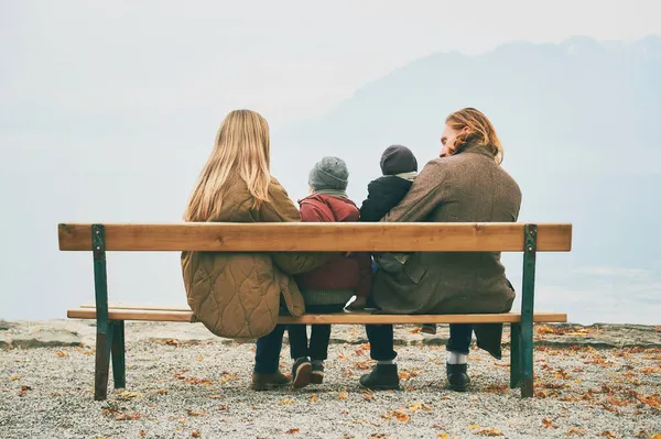 Família Sentado Banco Desfrutando Bom Dia Outono Junto Lago Tempo — Fotografia de Stock