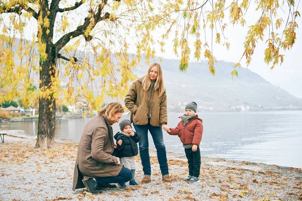 Utomhus Porträtt Ung Lycklig Familj Fyra Mor Och Far Leker — Stockfoto