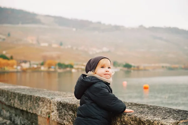 Retrato Livre Adorável Menina Criança Jogando Junto Lago Dia Frio — Fotografia de Stock