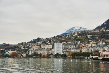 Montreux, İsviçre - 26 Kasım 2021: Montreux şehrinin sonbahar manzarası, göl kenti
