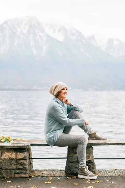美丽的年轻女子在山湖边悠闲的户外肖像 寒冷的天气 — 图库照片