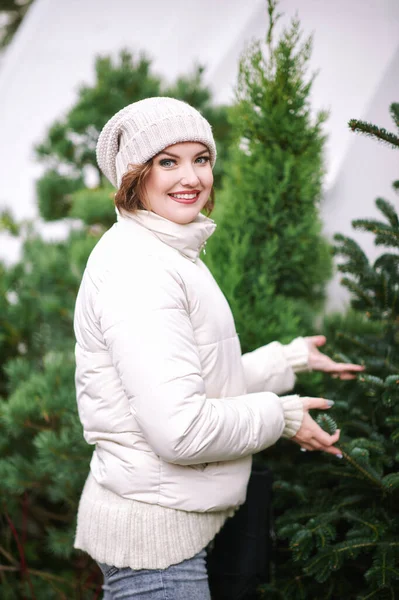 Outdoor Portret Van Gelukkige Jonge Vrouw Kiezen Kerstboom Markt — Stockfoto