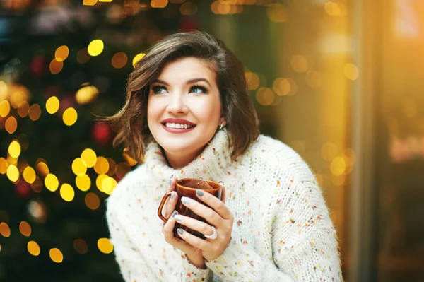 Крупним Планом Портрет Щасливої Молодої Жінки Гарячий Шоколад Поруч Ялинкою — стокове фото