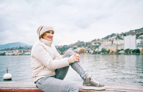 Utomhus Porträtt Glad Ung Kvinna Njuter Trevlig Promenad Vid Sjön — Stockfoto