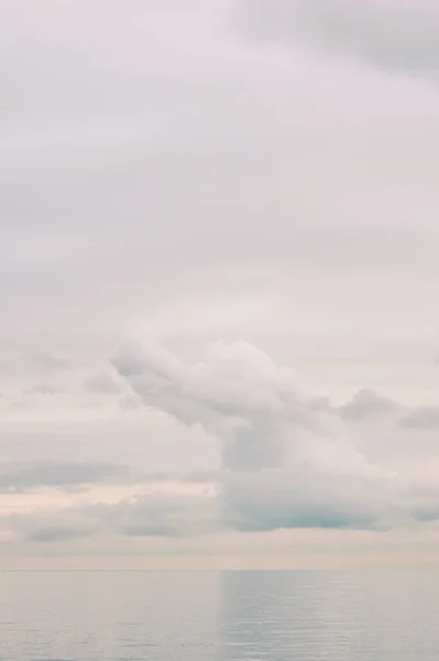 Naturhintergrund Mit Großen Flauschigen Wolken Über Dem See Helle Pastellpalette — Stockfoto