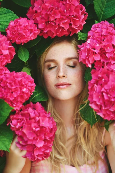 Portrait Extérieur Jeune Belle Femme Posant Avec Des Fleurs Hortensia — Photo