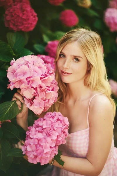 Yazlık Bahçede Ortanca Çiçekleriyle Poz Veren Güzel Bir Kadının Açık — Stok fotoğraf