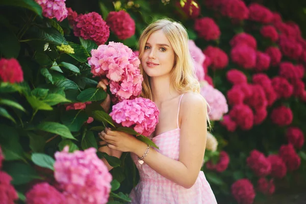 Outdoor Portret Młodej Pięknej Kobiety Pozowanie Kwiatów Hortensji Ogrodzie Letnim — Zdjęcie stockowe