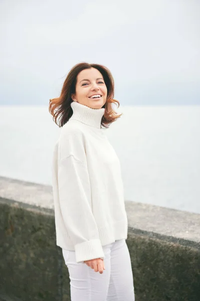 Portret Pięknej Kobiety Białym Pulowerze Relaksującej Się Nad Jeziorem Lub — Zdjęcie stockowe