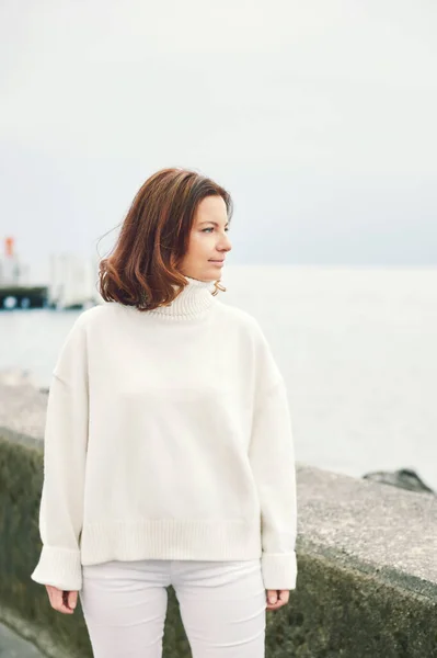 Outdoor Portraiit Beautiful Woman Wearing White Pullover Relaxing Next Lake — стоковое фото