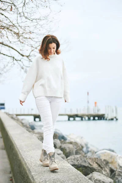 湖畔の外で一日を過ごす美しい女性の肖像 白い服を着て — ストック写真