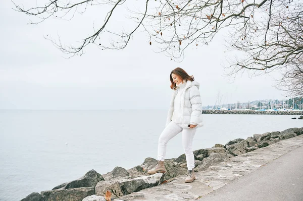 Güzel Bir Kadının Portresi Gölün Kenarında Beyaz Giysiler Içinde — Stok fotoğraf