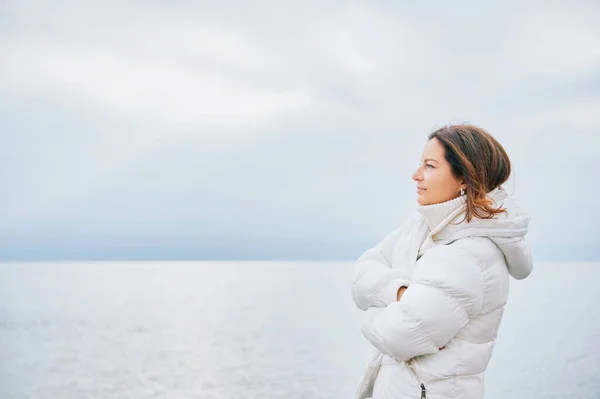 Відкритий Портрет Красивої Жінки Білій Куртці Розслабляється Біля Озера Або — стокове фото